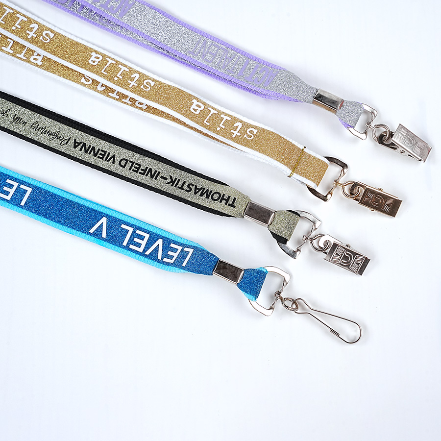 La tendencia de moda de los cordones con purpurina: brillar con estilo